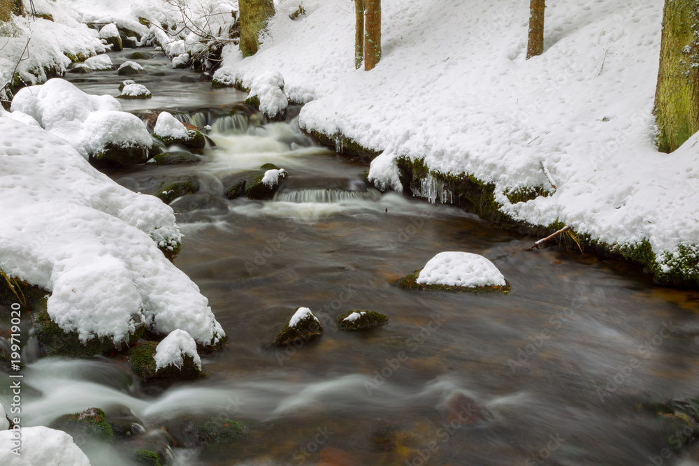 Langzeitbelichtung eines Bachs im verschneiten Bayrischen Wald, Bayern, Deutschland. Langzeitbelichtung eines Bachs im verschneiten Bayrischen Wald, Bayern, Deutschland.