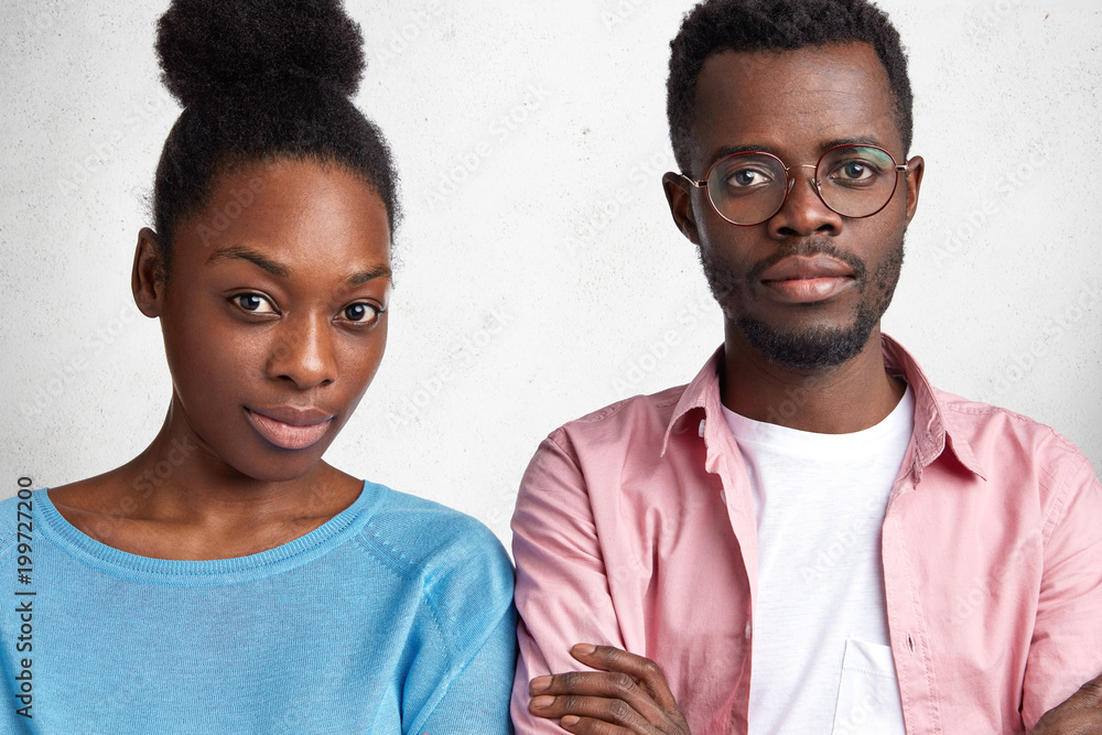 Φωτογραφία Indoor horizontal shot of confident attractive African American male and female