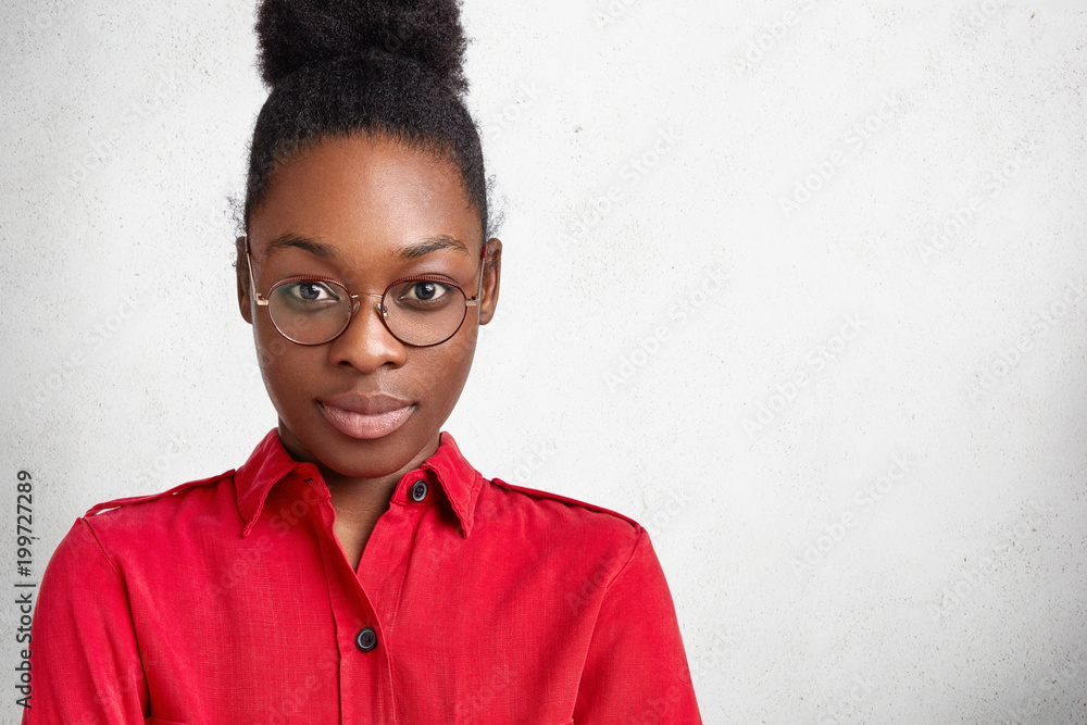 Φωτογραφία Studio shot of beautiful female student with dark healthy pure skin, attractive
