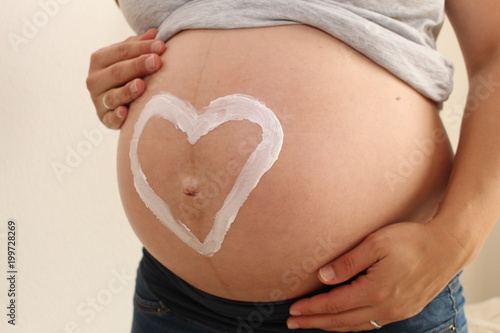 Wallpaper Mural Babybauch mit Herz Torontodigital.ca