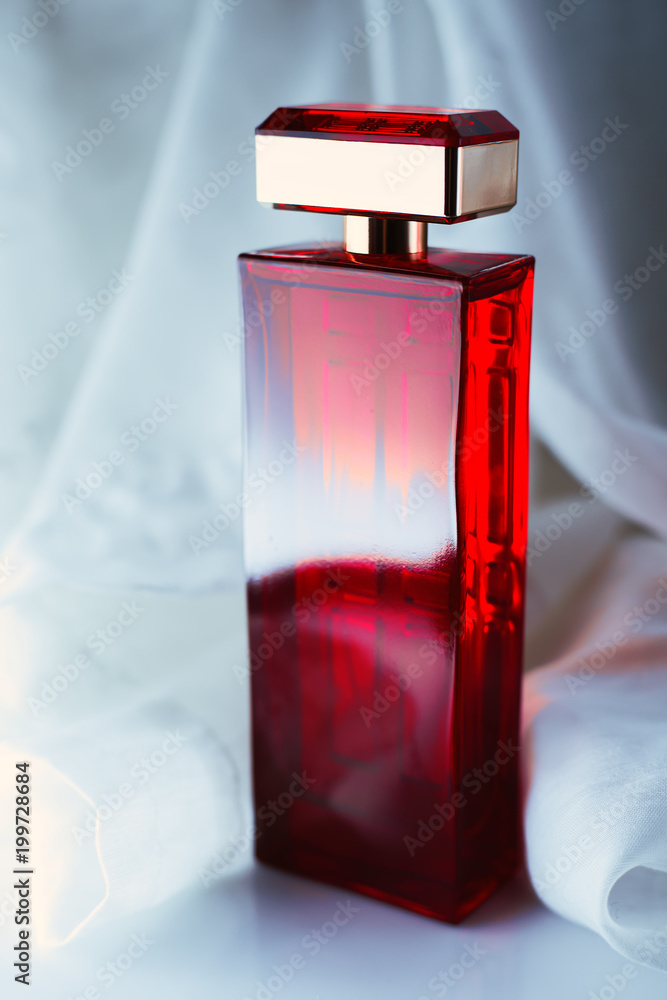 Red perfume bottle on light background foto de Stock | Adobe Stock