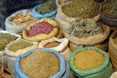 vente d'épices en sac sur un marché, Marrakech, Maroc