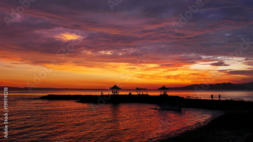 dramatischer, farbenfroher Sonnenuntergang über dem Meer in Bali photo