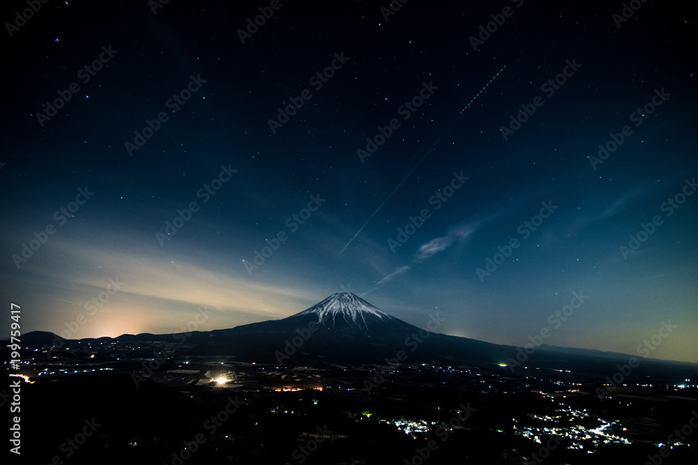日本 世界遺産 富士山 冬 絶景 雪 感動の風景 夕方の朝霧高原 Stock Foto Adobe Stock