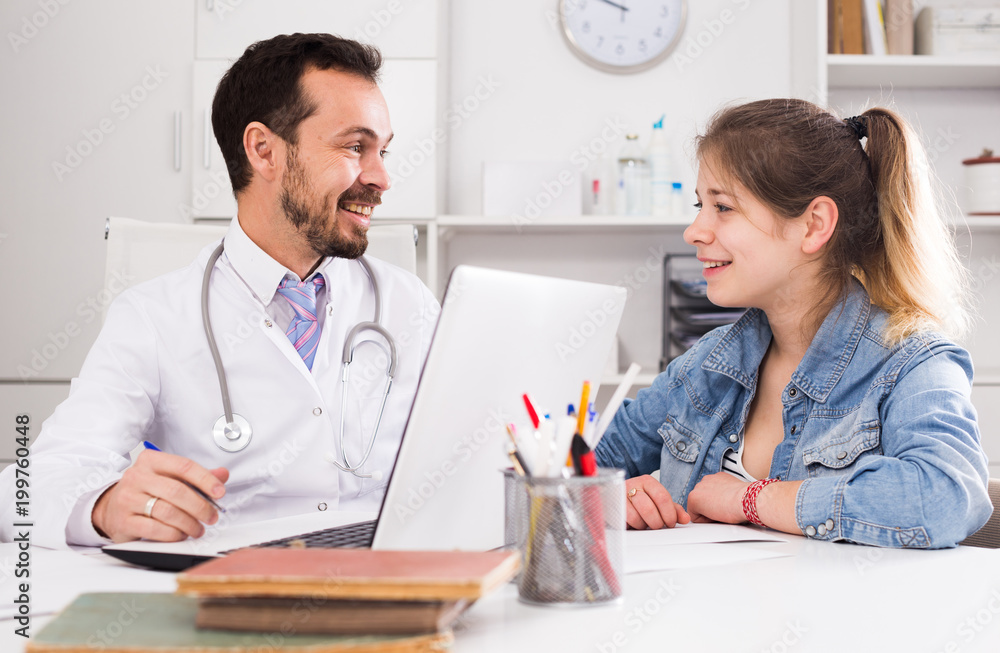 Obraz premium Doctor and girl with sore throat