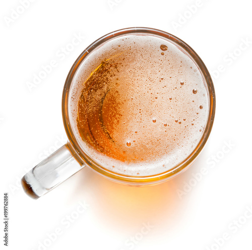 Foto top view of mug of beer isolated on white background