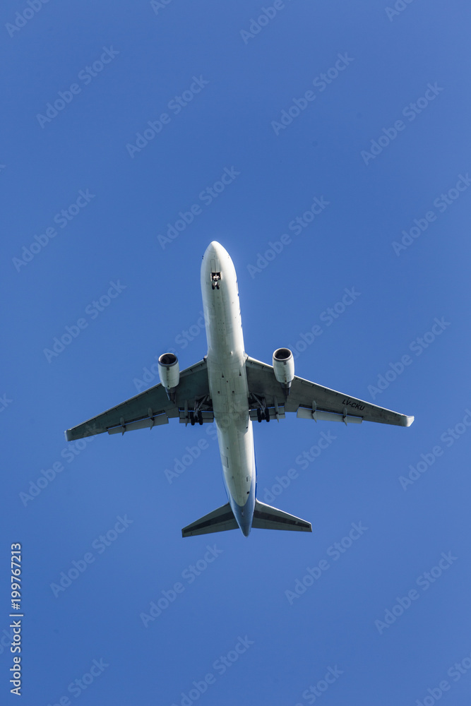 Obraz premium Commercial Jet in Blue Sky