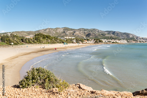 Vista panor  mica de una playa de arena de la costa mediterr  nea.