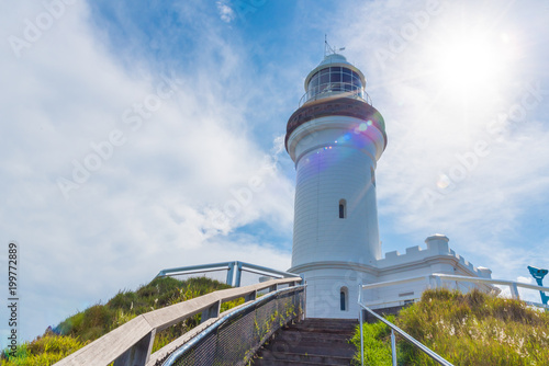 Fotografia View over Cape Byron lighthouse, the Most Easterly Point on the Australian Mainland with green turquoise water waves in Byron Bay, Australia