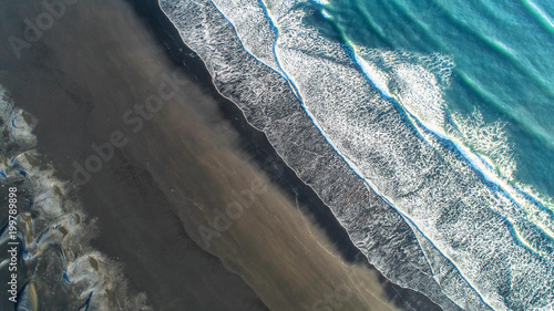 Czarna piasek plaża w Islandii. Widok z lotu ptaka i widok z góry.