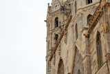 fragment fasady klasycznego budynku we włoszech na tle nieba