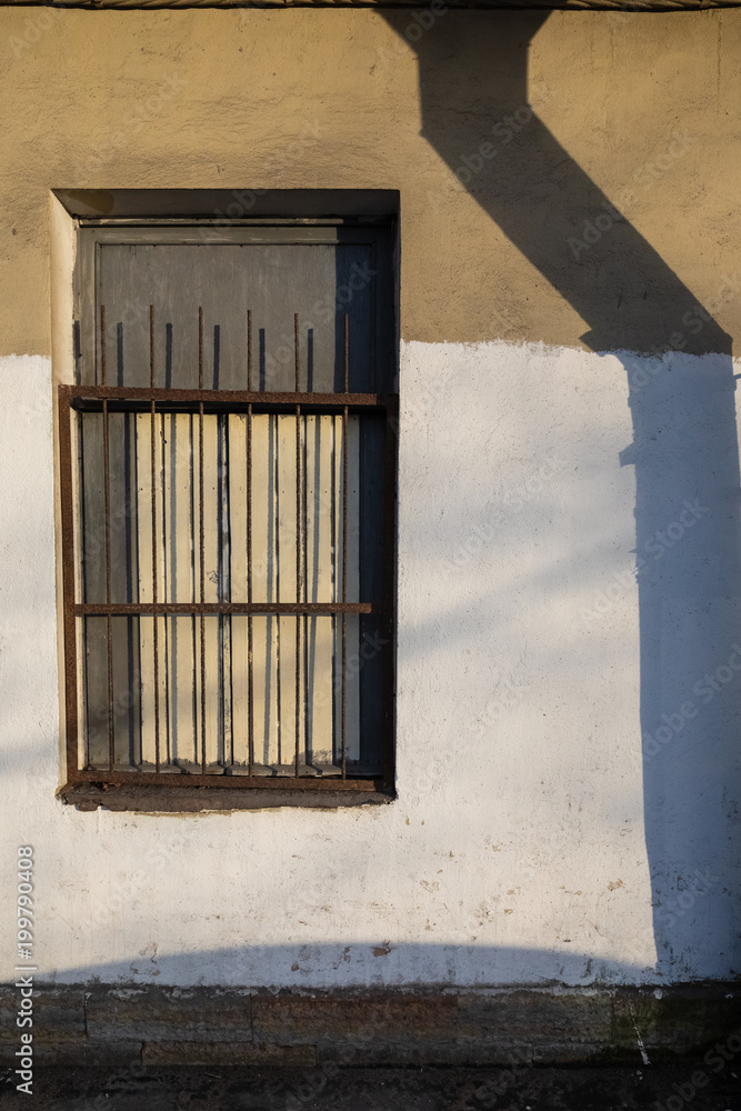 Obraz premium a window on the wall and a shadow from the pipe