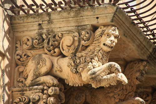 rzeźbiony kamienny lew zdobiący budynek
