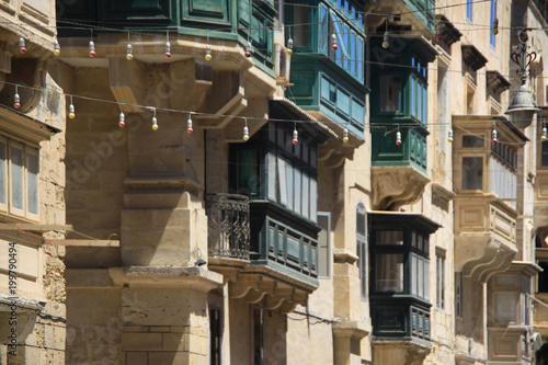 dużo ozdobnych balkonów przy jednej z głównych ulic valletta malta