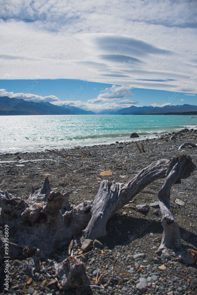 nubes y lago