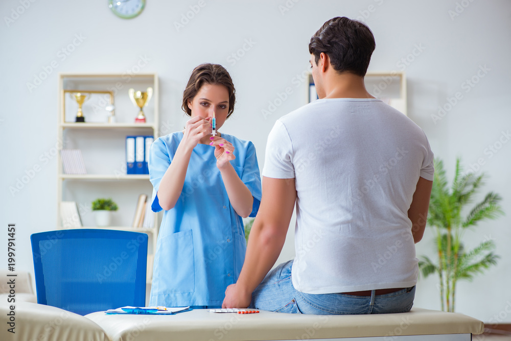 Patient visitng doctor for annual flu shot inoculation for preve Patient visitng doctor for annual flu shot inoculation for preve