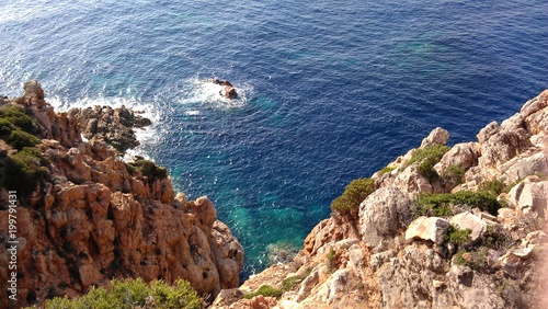 Blick auf eine kleine Bucht auf Sardinien
