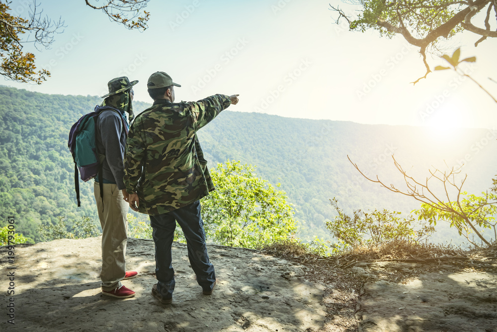 Naklejka premium backpacker talk with guide