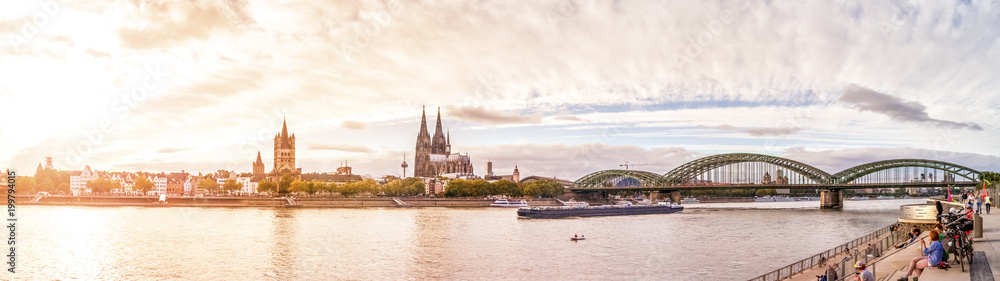 Köln, Rheinufer mit Dom, Groß St. Martin und Hohenzollernbrücke  - obrazy, fototapety, plakaty 