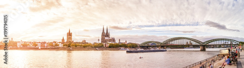 Köln, Rheinufer mit Dom, Groß St. Martin und Hohenzollernbrücke 