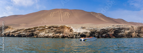 Bootsfahrt zu den Ballestasinseln vorbei an den El Candelabro in Peru
