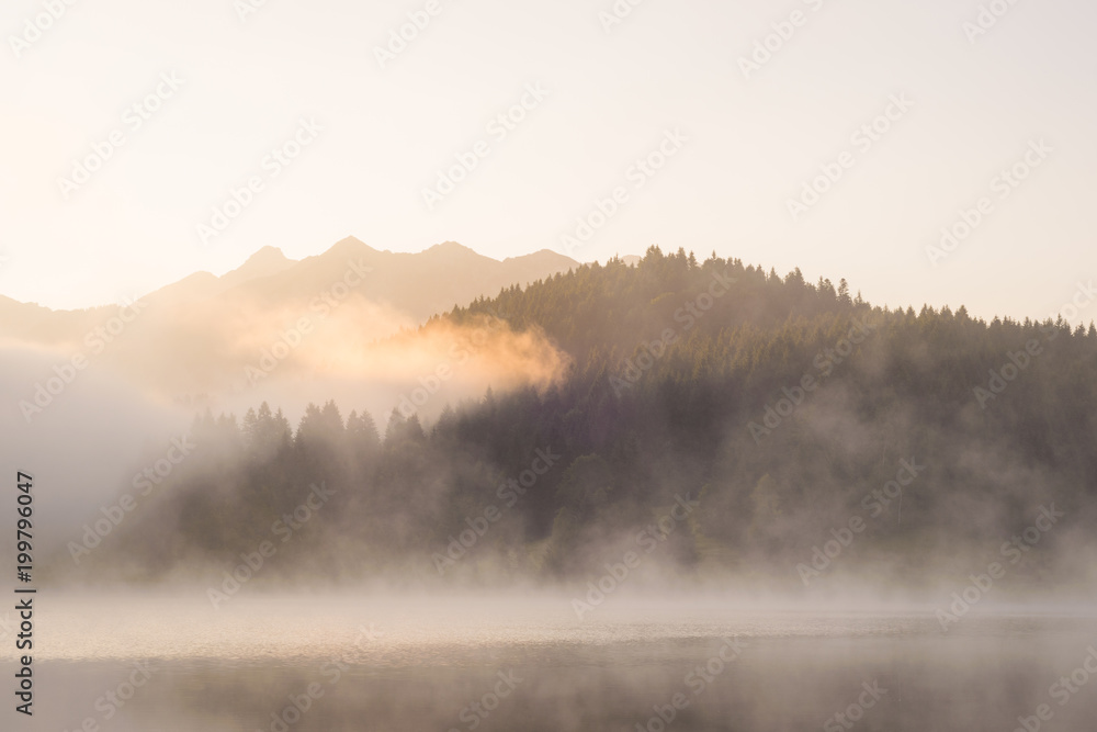 Sonnenaufgang mit Nebel über dem Geroldsee mit Soierngruppe im Hintergrund