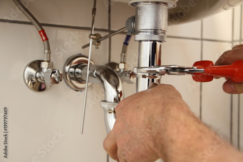Bild auf Leinwand Waschbecken wird installiert