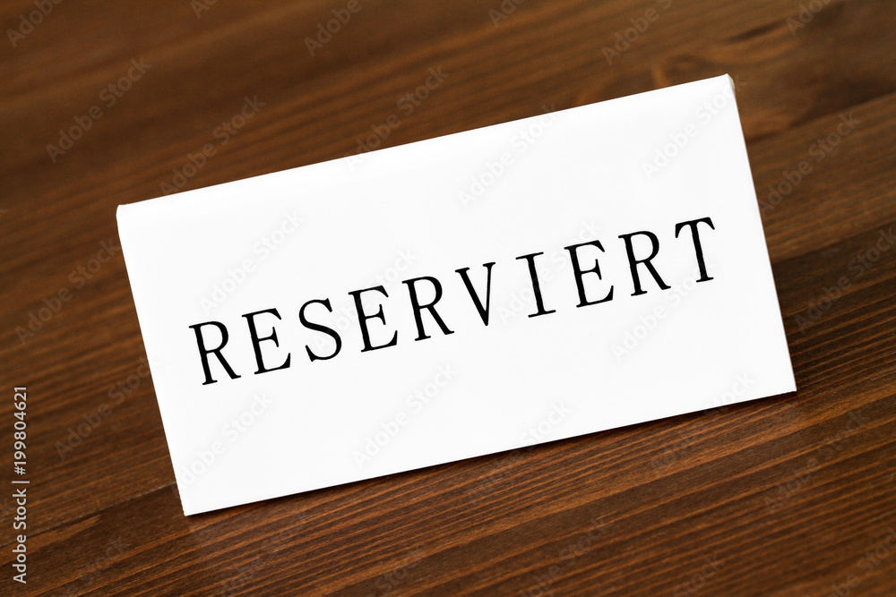Reserviert Schild auf einem Holztisch Reserviert Schild auf einem Holztisch