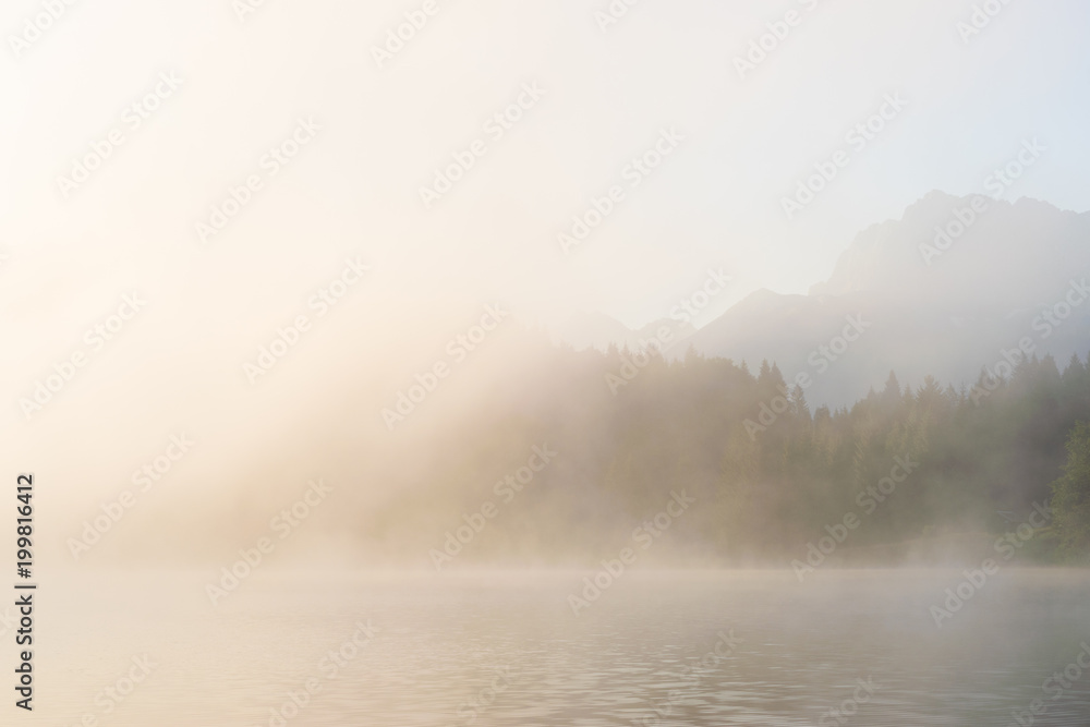 Fototapeta premium Sonnenaufgang mit Nebel am Geroldsee im Karwendel an einem Tag im Sommer