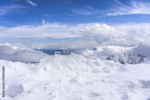 Blick auf die wunderschönen schneebedeckten Berge der Alpen 