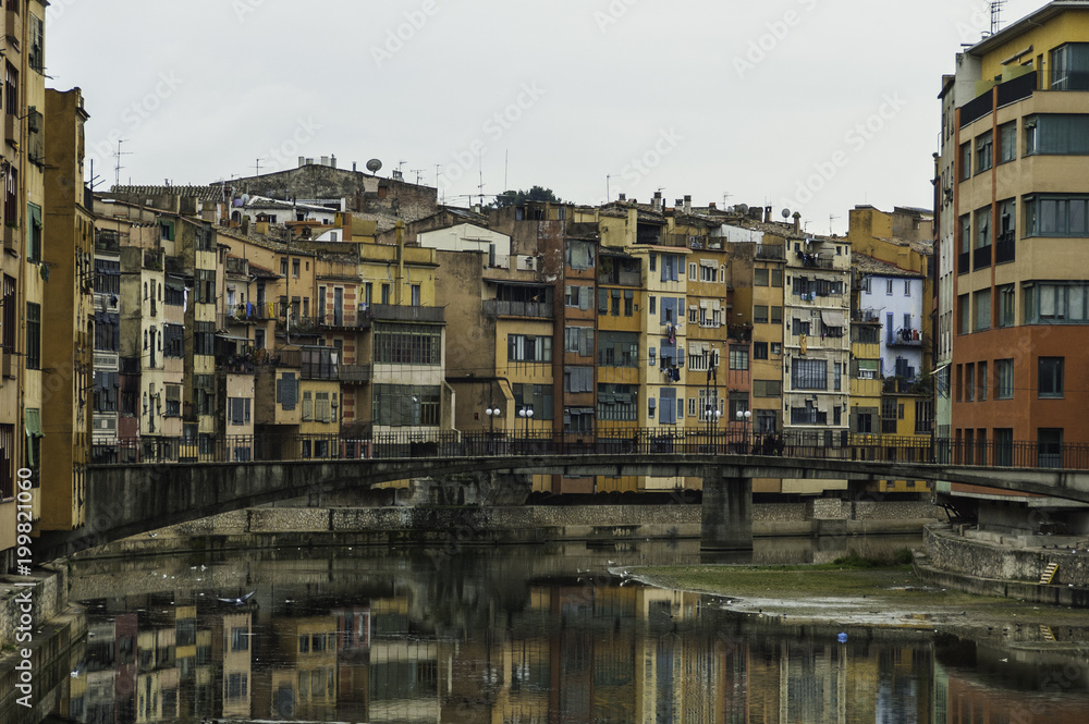 Vista parcial de Girona desde uno de los puentes del Onyar