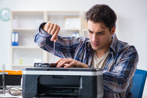 Foto Hardware repairman repairing broken printer fax machine
