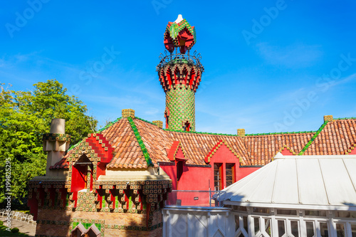 Fotografi El Capricho in Comillas, Spain