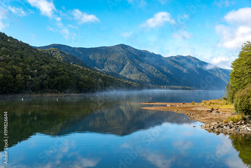 Spiegelnder Bergsee in Neuseeland