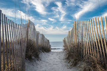 Fototapete Abstieg zum Strand Hölzernes Tor zum Sandstrand  © Chris