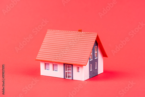 Immobilie vor einem roten Hintergrund