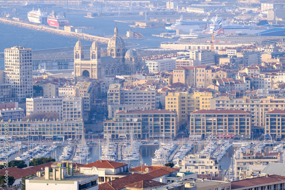 Vue aérienne sur le Vieux port,  Cathédrale Sainte-Marie-Majeure de Marseille et la mer Méditerranée.	