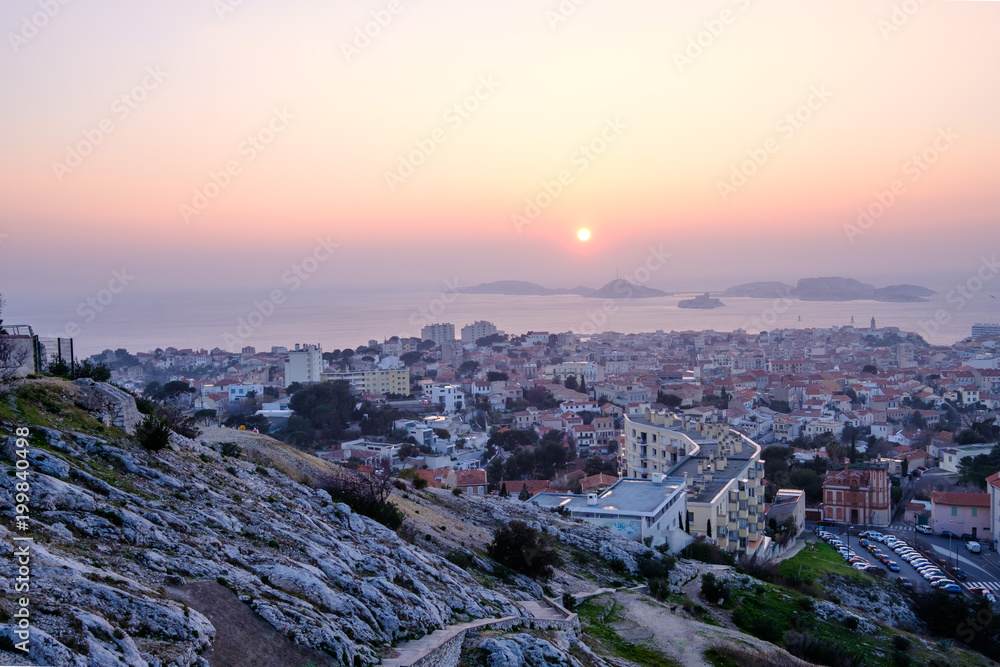 Vue panoramique sur la ville de Marseille, France, mer Méditerranée, château d'If, coucher de soleil.	