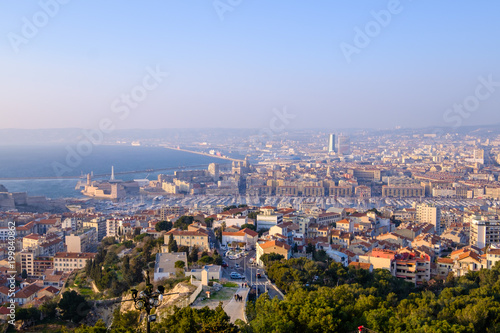 Vue panoramique sur la ville de Marseille, France, mer Méditerranée, port, coucher de soleil. 