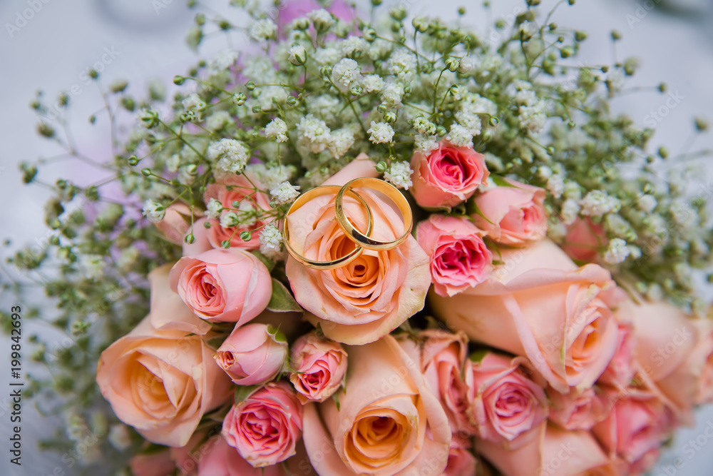 Bridal bouquet with orange and pink roses of different size with handle