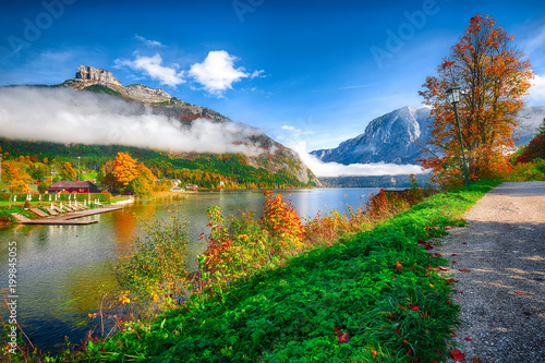 Fototapeta Naklejka Na Ścianę i Meble -  Picturesque autumn scene of Altausseer See lake