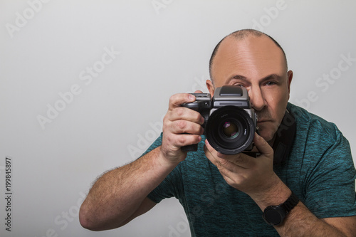fotógrafo en autorretrato con su hasselblad photo