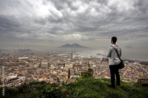 Un uomo che guarda Napoli dall'alto della collina di San Martino, al Vomero