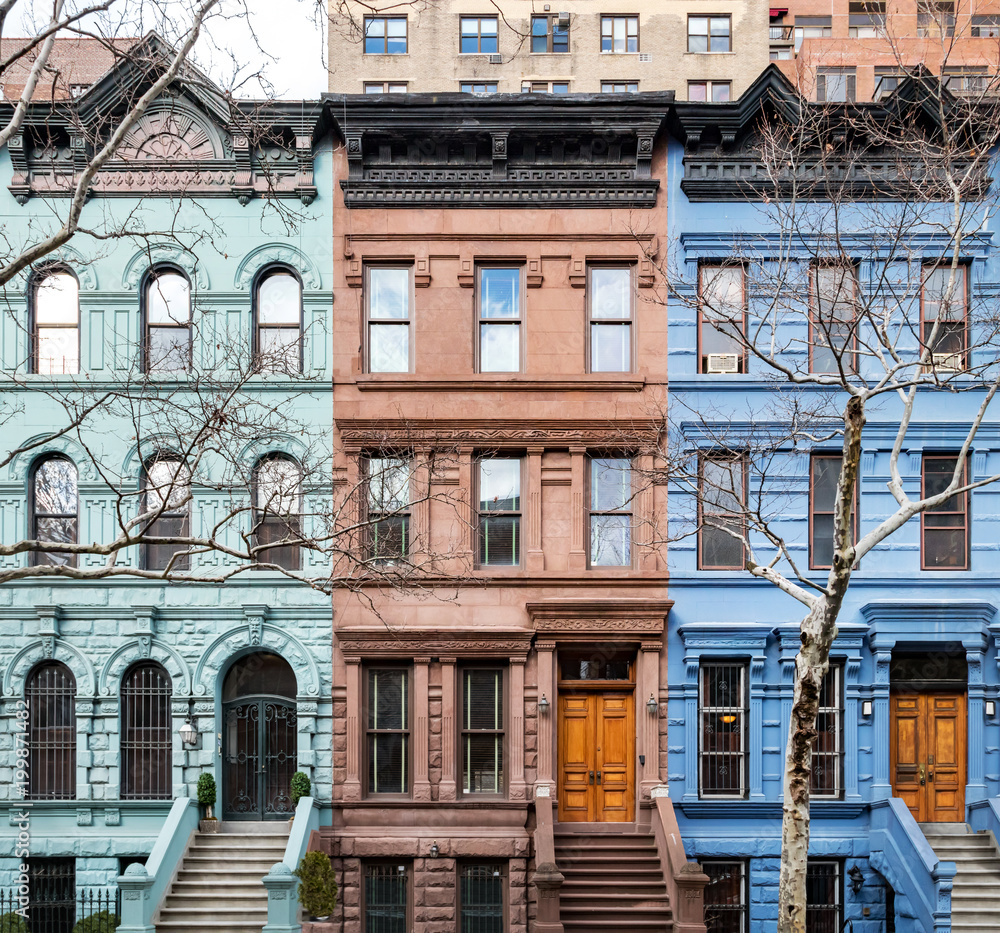 Fototapeta premium Kolorowe zabytkowe budynki na Manhattanie w Nowym Jorku