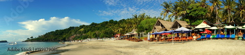 Panoramabild von Virgin Beach in Bali mit langem wei  em Sandstrand und malerischer Kulisse