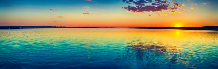 Sierkussen Bordeaux Serene zonsondergang boven stil meer  © Olga Khoroshunova
