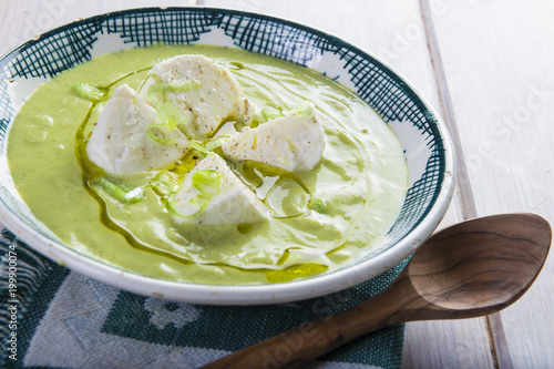 Crema o sopa de calabacín con manzana y cebolleta y queso mozzarella aderezada con aceite de oliva virgen extra para una dieta vegetariana y saludable