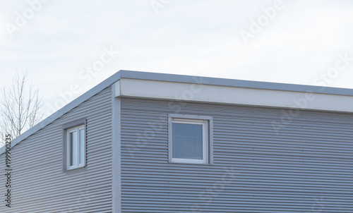 Fenster in einem Haus mit grauer Metallfassade