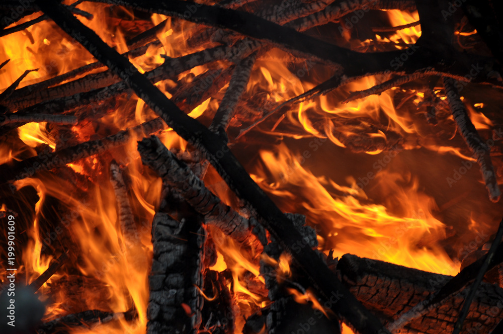 Das Osterfeuer brennt, als Symbol für die Wiederauferstehung Jesus ...