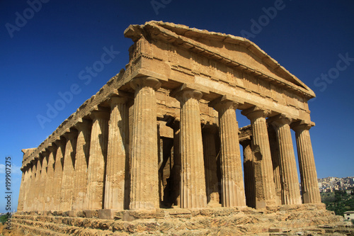 ruiny greckiej świątyni w słońcu © KOLA  STUDIO